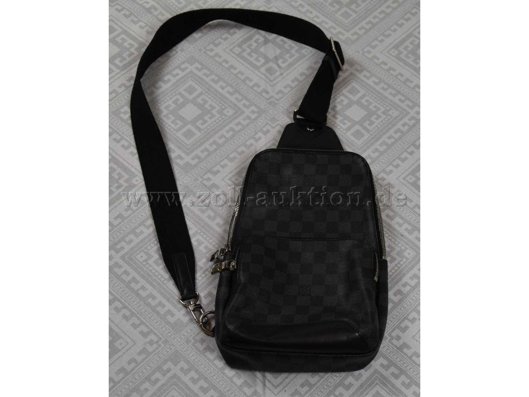 1 Rucksack „Louis“ Vuitton“ Modell: Avenue Sling Bag