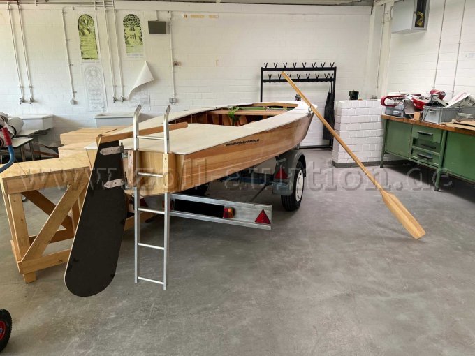 Boot von hinten mit Heckruder und Heckleiter auf Trailer(Trailer ist nicht Bestandteil der Auktion)