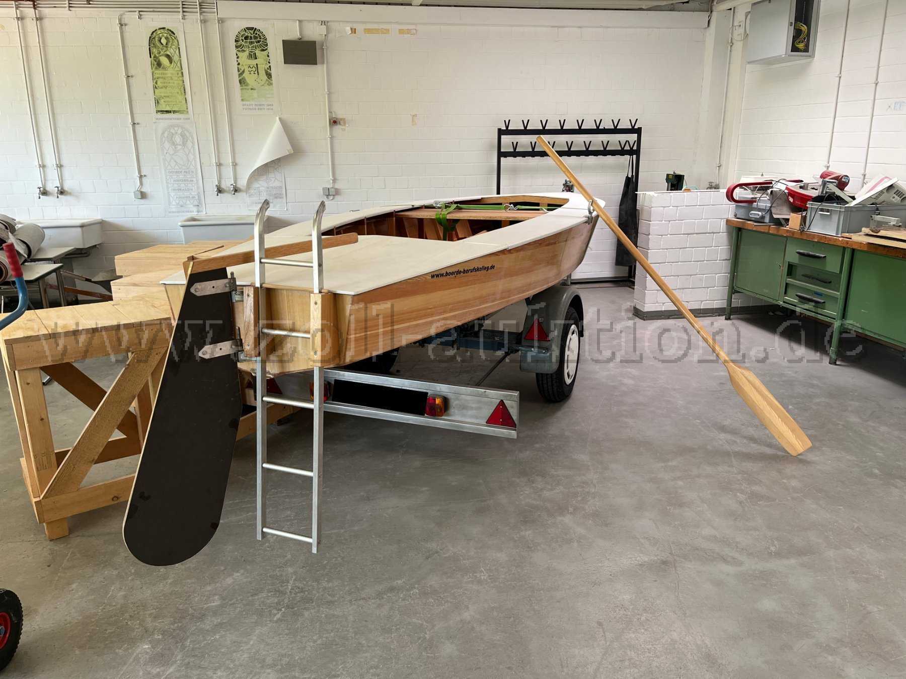 Boot von hinten mit Heckruder und Heckleiter auf Trailer(Trailer ist nicht Bestandteil der Auktion)