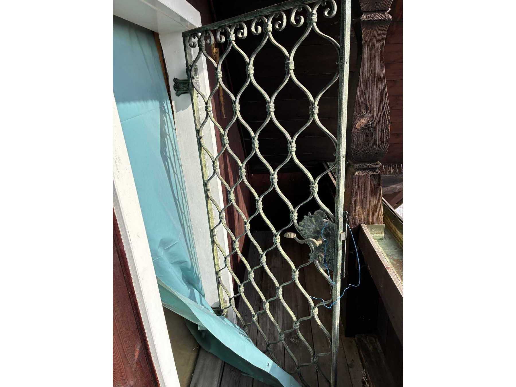 Zu sehen ist das Fenstertürgitter mit witterungsbedingten Abnutzungen.