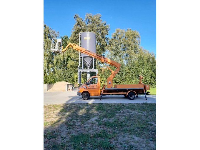 Hubsteiger Seitenansicht - Korb vorne ausgefahren