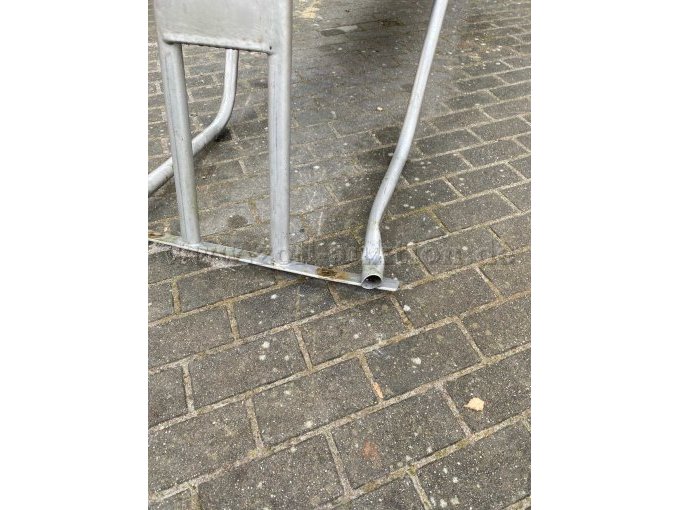 Ansicht Anbringung Boden verbogenes Rohr