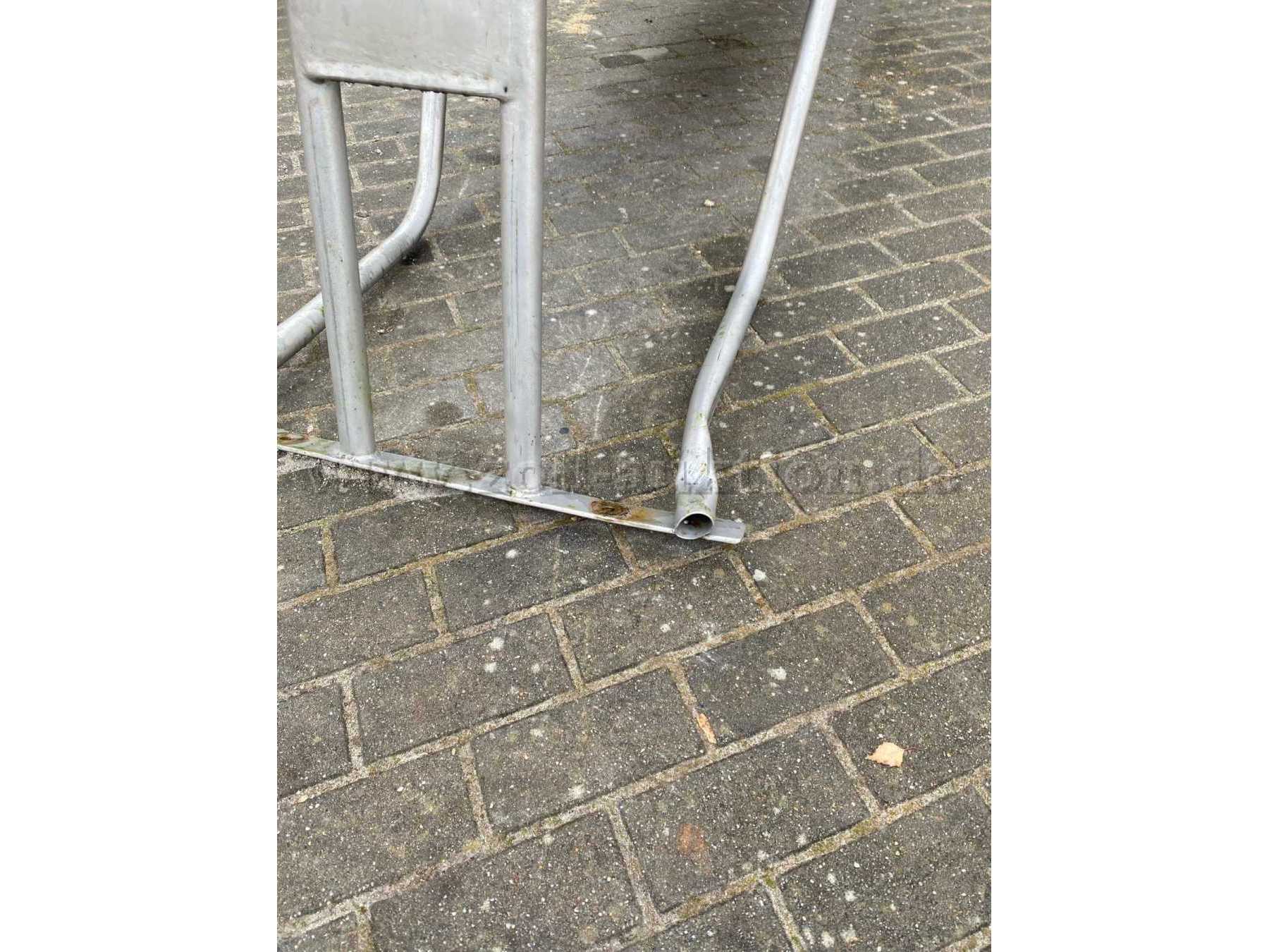 Ansicht Anbringung Boden verbogenes Rohr