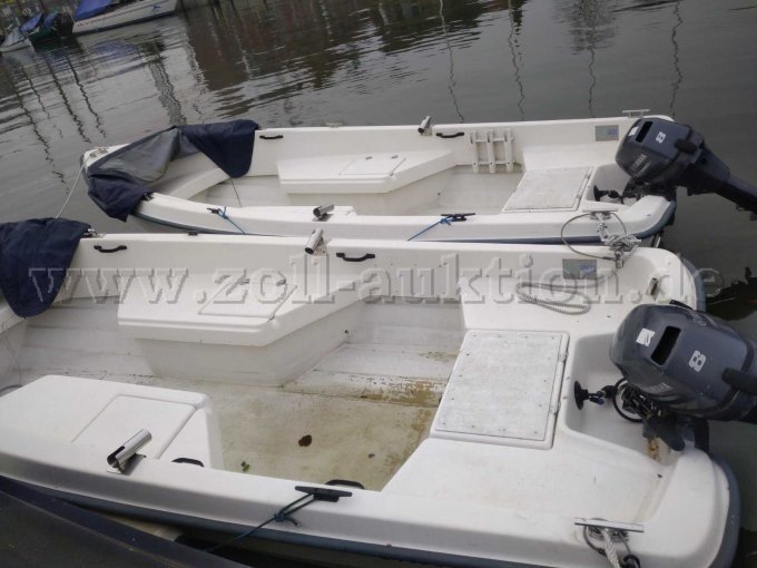 Boote im Wasser, aber durch Regen auch im Boot Wasseransammlungen