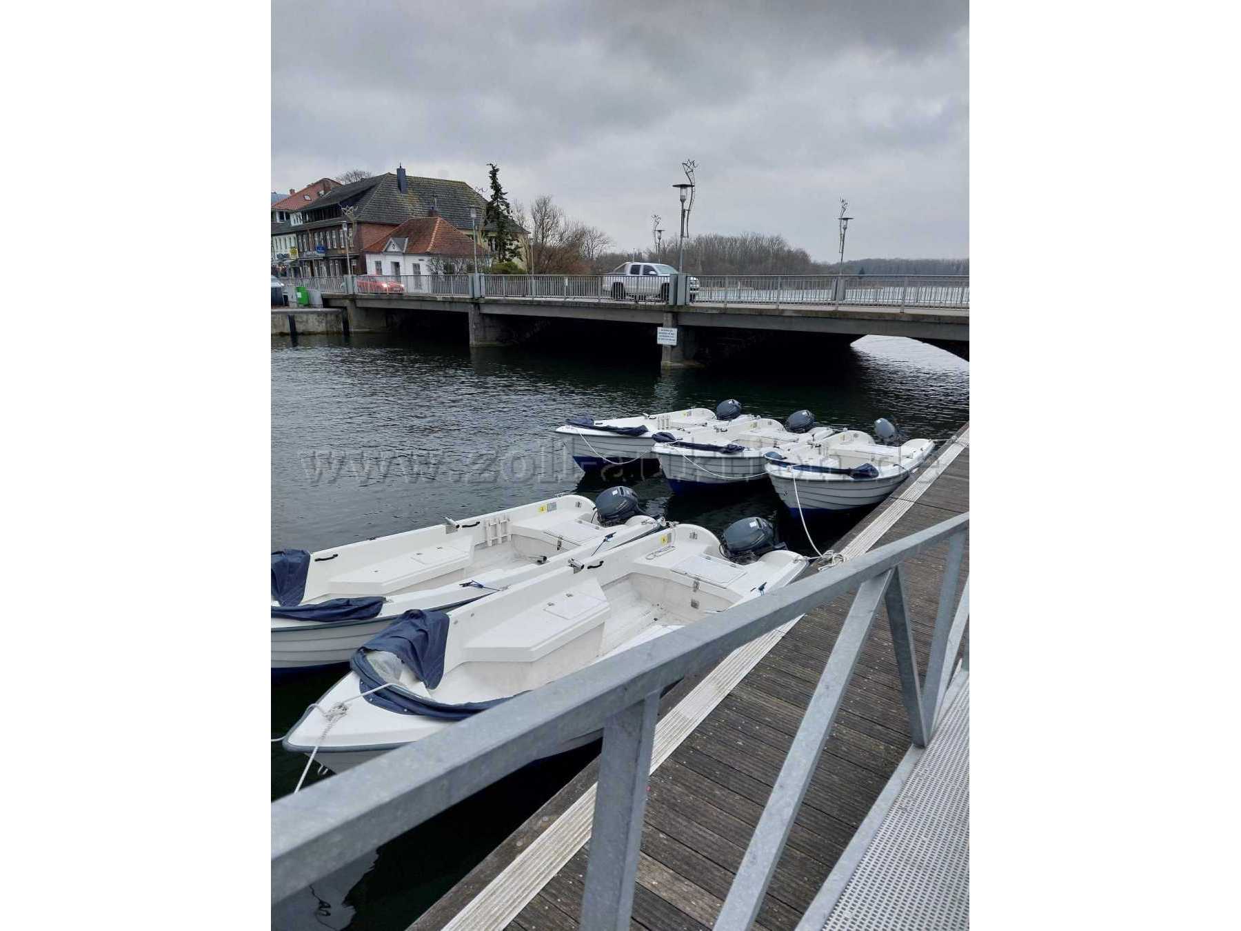 Komplette Bootsstaffel im Wasser