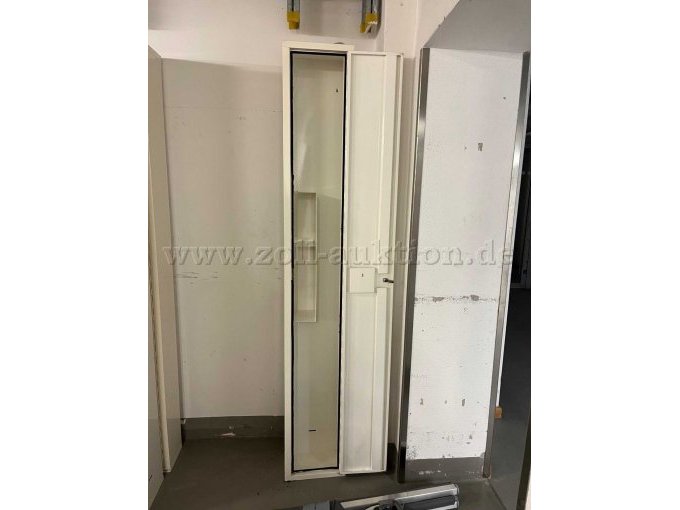 Gesamtansicht mit geöffneter Türohne Inhalt