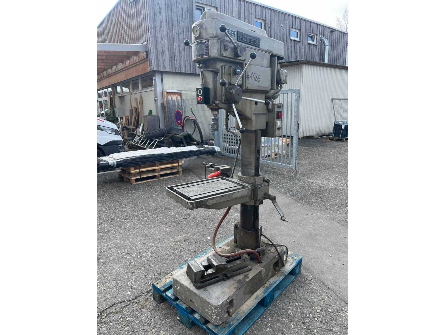 Frontansicht- Säulenbohrmaschine Alzmetall Typ AB4SV