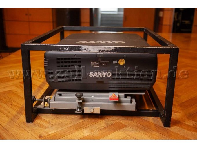 Beamer im Flugrahmen (Rückseite)