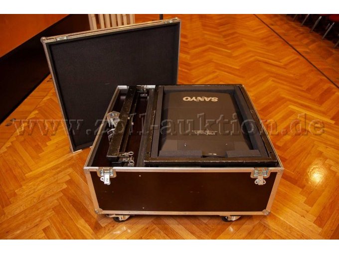 Beamer mit Transportkoffer auf Rollen