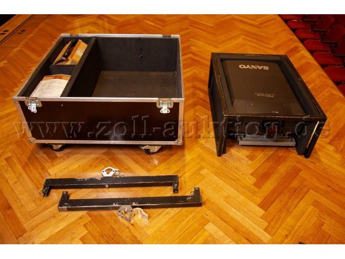 Beamer mit Transportkoffer auf Rollen