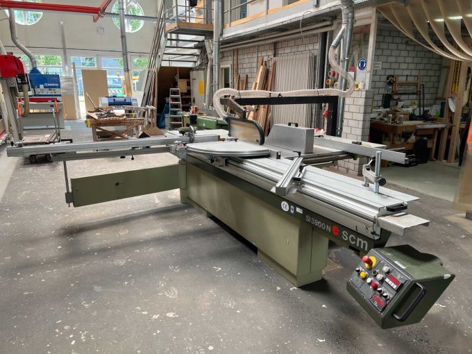 SCM Formatkreissäge SI 3800 N - Rollentisch mit Bedienelement, Gehrungsanschlägen und Werkstückniederhalter