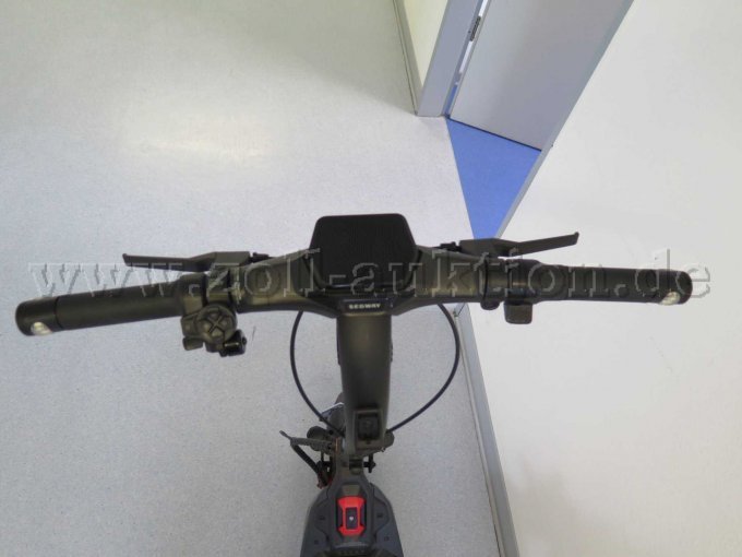 1 SEGWAY ZT3 Pro D E-Scooter (11 Zoll, Schwarz / Rot) – foto 2 – kavel bij Zoll-Auktion, Koblenz