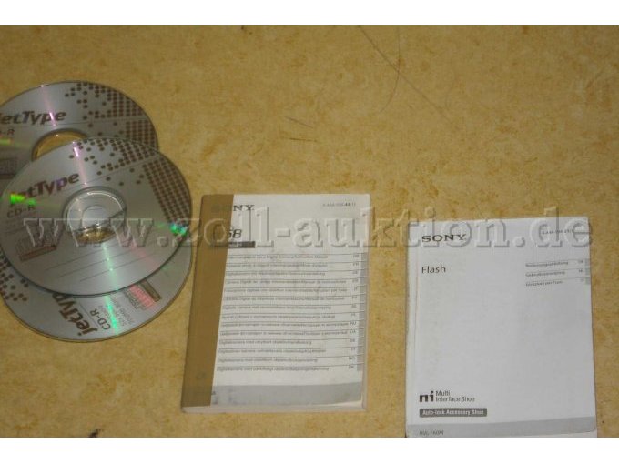 Bedienungsanleitung und CDs für die Kamera.