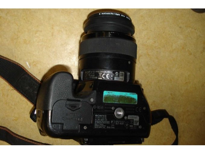 CE-Zeichen und Akku- Batteriefach.