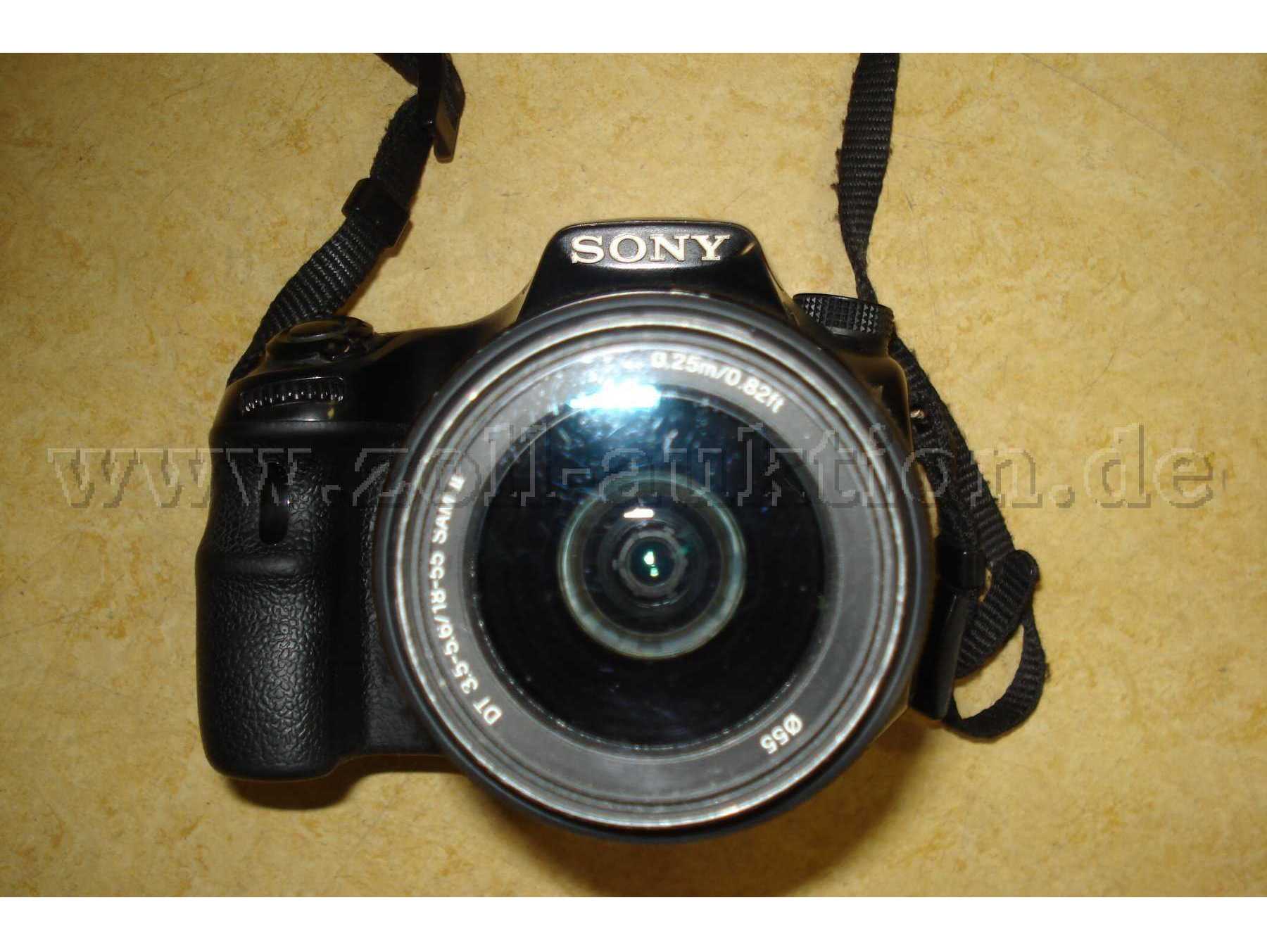 Die SONY Alpha 58 mit dem DT 3.5-5.6/18-55 SAM II Objektiv der Kamera.