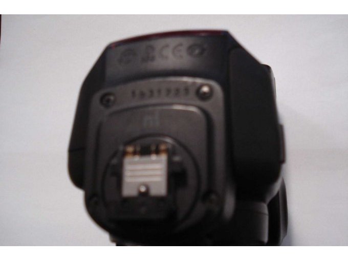 Das CE-Zeichen am Blitz.