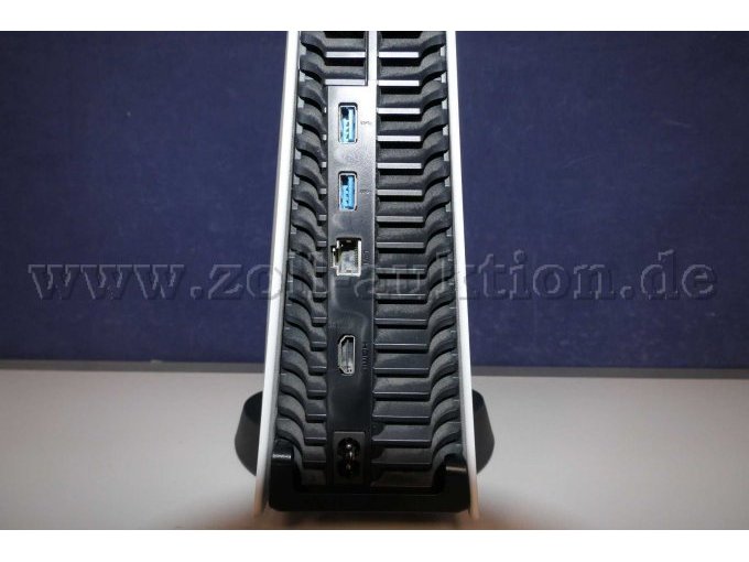 Detailaufnahme der Anschlüsse auf der Rückseite