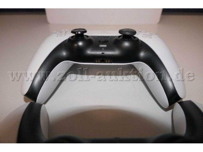 Detailaufnahme 2 der beiden Controller mit fehlendem Gummiüberzug von einem Controller
