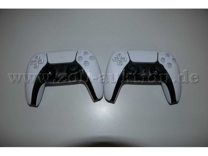 Gesamtansicht der 2 Controller + fehlendem Gummiüberzug am linken Stick des linken Controllers