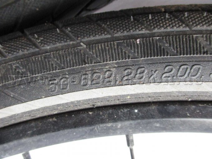 Teilansicht Fahrradreifen mit Größenangabe