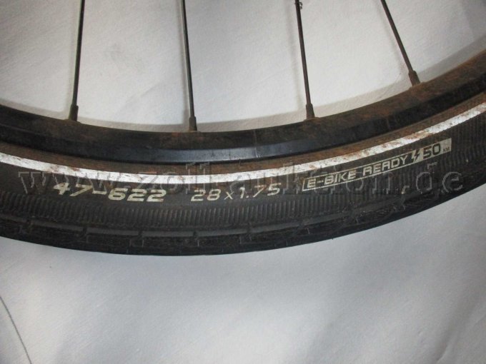 Teilansicht Fahrradreifen mit Größenangabe