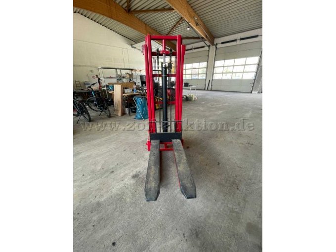 Frontal Ansicht eines roten Staplers