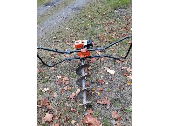 Gesamtansicht Erdbohrer