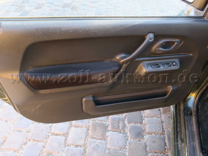 Beschädigung linke Türverkleidung