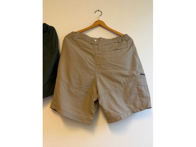 beige shorts von hinten