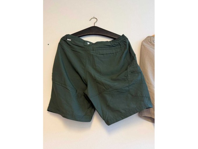grüne shorts von hinten