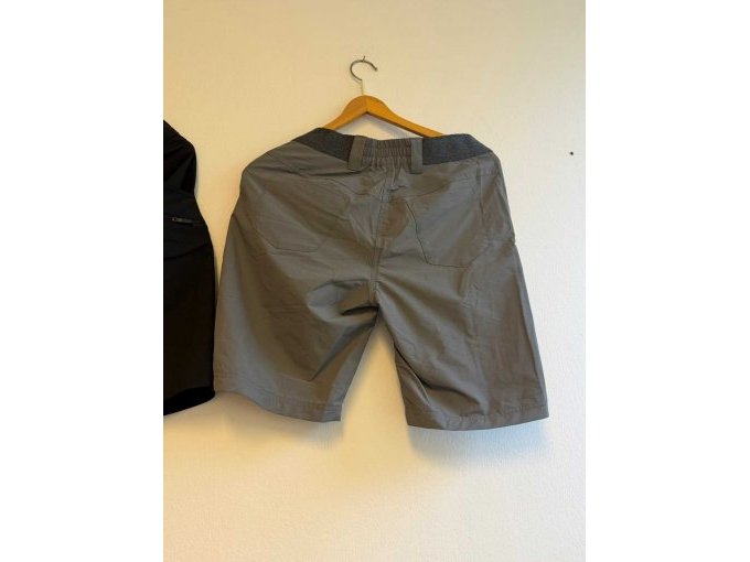 Rückansicht shorts grau