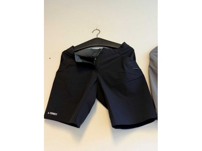 schwarze shorts von vorne
