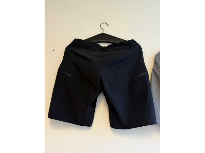 schwarze shorts von hinten
