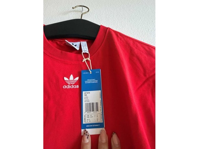 T-Shirt rot Etikett