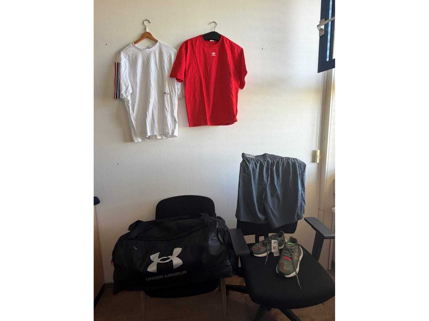 T-Shirts, Shorts, Sneaker und Tasche gesamt