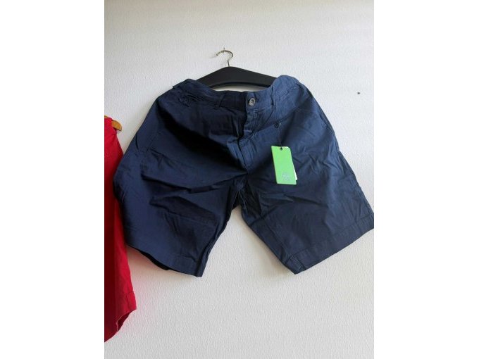 blaue Shorts von vorne