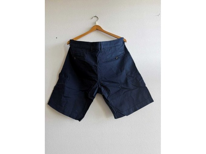 blaue Shorts von hinten