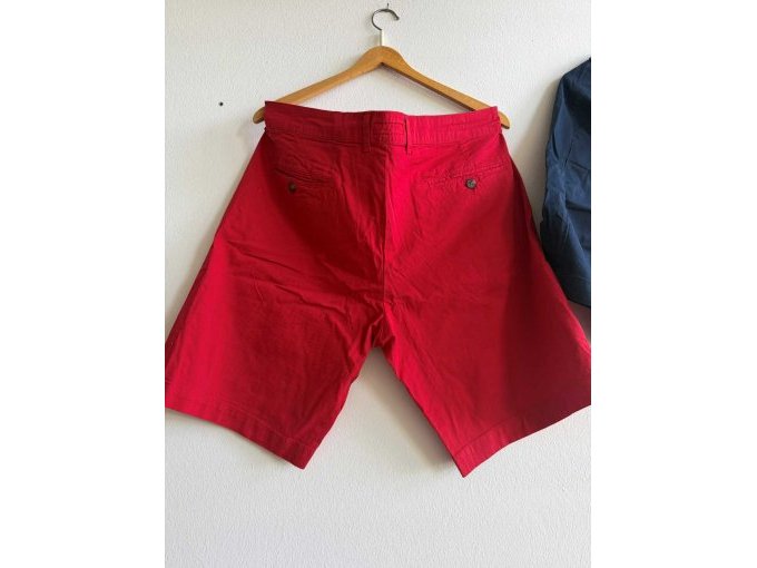 rote Shorts von hinten
