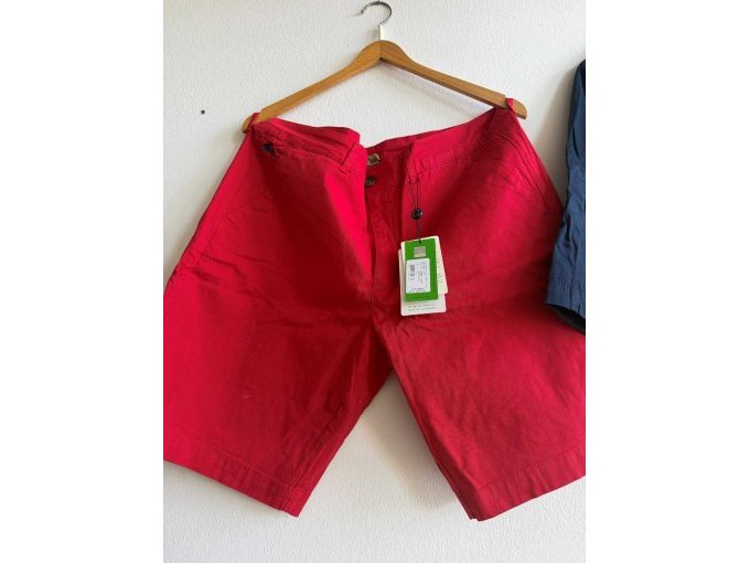 rote shorts von vorne