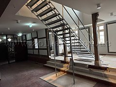 Bautreppe mit Unterstützung von schräg unten (eingebauter Zustand)