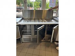 zu sehen die drei Kühlfächer mit den Salatbehältern (oben)