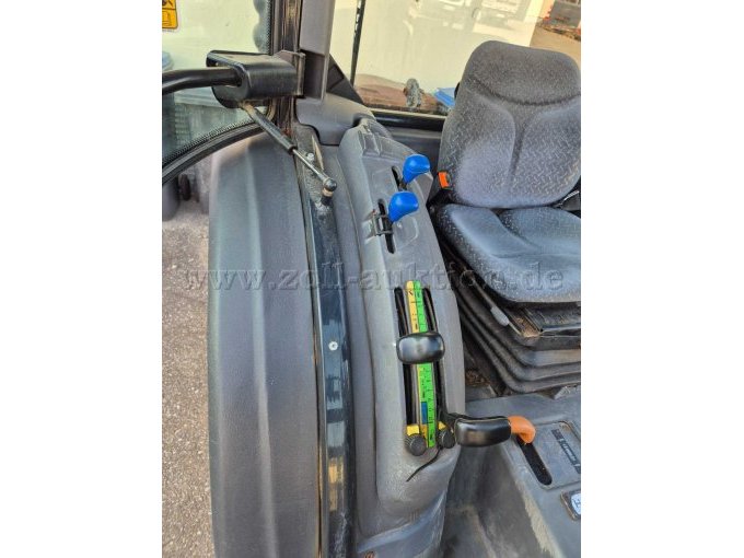 Innenraum von links mit Bedienelementen