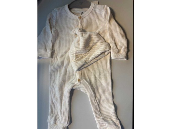 Strampler mit Mütze