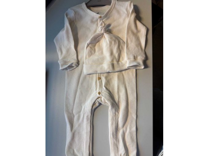 Strampler mit Mütze