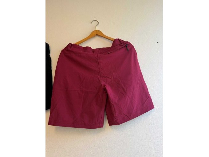 shorts magenta von hinten