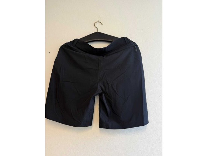 schwarze shorts von hinten