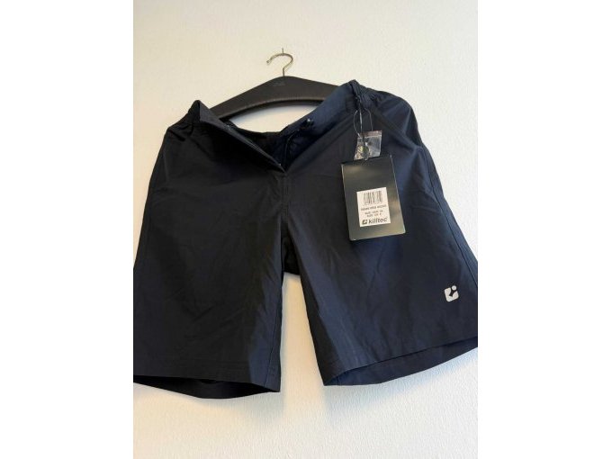 schwarze shorts von vorne