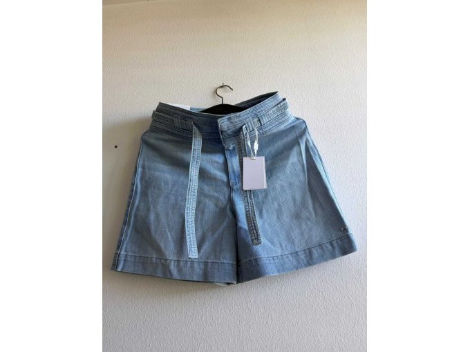 blaue Shorts von vorne