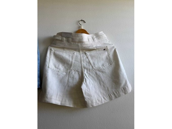 weiße Shorts von hinten
