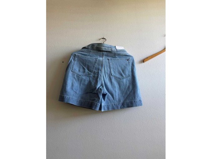 blaue Shorts von hinten